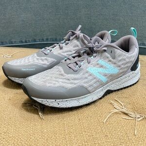 New balance tennis shoes